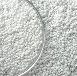 Mărgele Preciosa 10/0 cod 03050 alb lucios ambalaj angro, perlă, ideale pentru broderii mari și ateliere handmade.